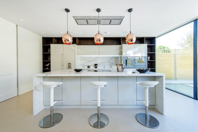 Whether you're looking to host the perfect dinner party or simply gather your friends for some fine wine, we present our top tips to take you through the indoor party season effortlessly ow.ly/fWtN30hQY4k  #winterentertaining #party #kitchen