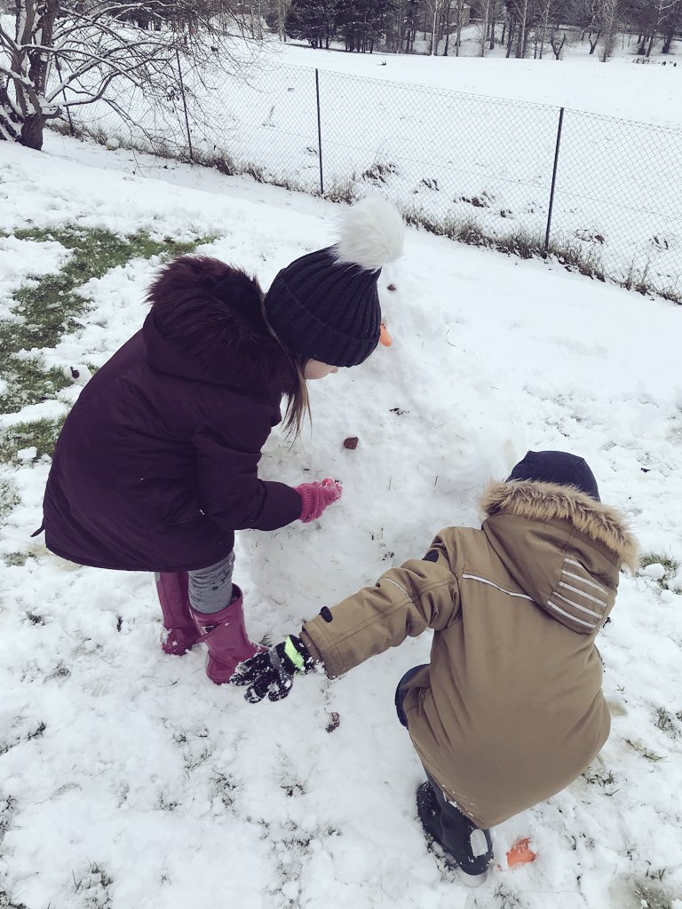 Suz_Sweeney's tweet photo. Enjoying our snow day ⛄️ ❤️ ❄️ hope everyone has lots of fun and stays safe!! @StFillansPS @StFillanNursery https://t.co/wLLBl47hzl