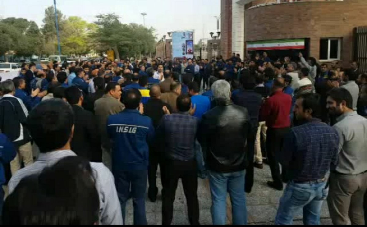 Azady74201294's tweet photo. سه‌شنبه۸اسفندماه۹۶ #کارگران ملی فولاد #اهواز درهفتمین روز #اعتصاب خودباردیگرمقابل استانداری دست به تجمع زدند
#ایران
#براندازم
#فرقه_تبهکار
#اتحاد_برای_سرنگونی
#اعتراضات_سراسری
#اعتصابات_سراسری
#نه_به_جمهوری_اسلامی
#با_اتحاد_پیروز_میشویم
#رفراندوم_بعد_از_سرنگونی
#RezaPahlavi https://t.co/EzsjQUXVw0