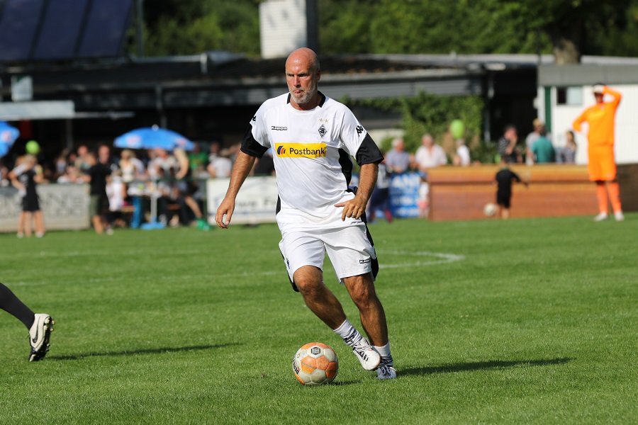 fohlenhautnahde's tweet photo. Aktuelles von der Weisweiler Elf - im Gespräch mit VfL-Legende Peter #Wynhoff. 😎 #fohlenelf
👉 https://t.co/LJ62r3DKCF https://t.co/KWmaTl5RXy