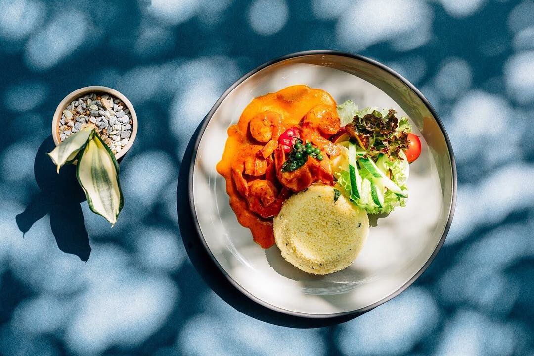 issomv's tweet photo. You can’t buy happiness, but you can feast at Isso, and that’s sorta the same thing 😉. #prawncrazy #weloveprawns #malécity #maldives #issomv #Rich&amp;Red #thairedcurry https://t.co/6Yl74u23XI