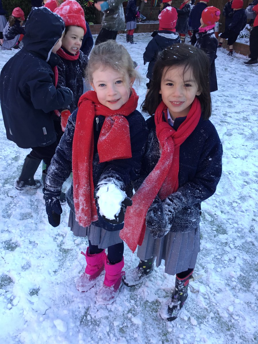 BroomwoodYear1's tweet photo. RR Class 1W playing in the snow! #BHClass1 #BHRR #BHsnow https://t.co/LseICtpHqt