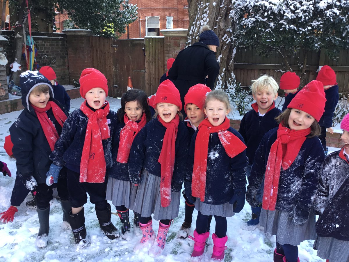 BroomwoodYear1's tweet photo. RR Class 1W playing in the snow! #BHClass1 #BHRR #BHsnow https://t.co/LseICtpHqt