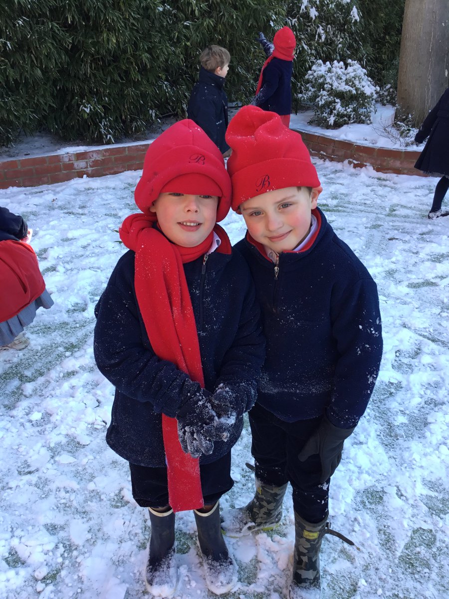 BroomwoodYear1's tweet photo. RR Class 1W playing in the snow! #BHClass1 #BHRR #BHsnow https://t.co/LseICtpHqt