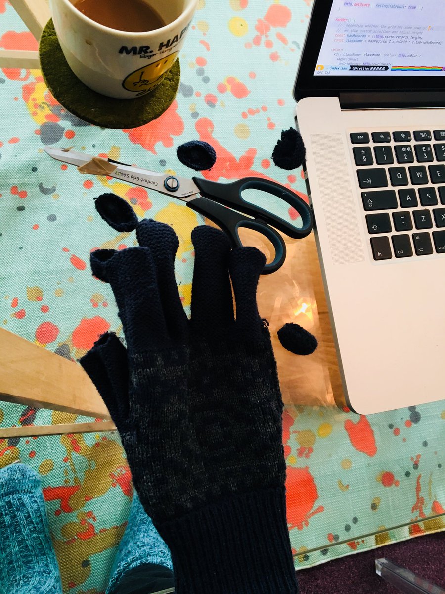alidrongo's tweet image. Needs must #fingerlesslove #fingerlessgloves #programming#uksnow #spacemacs #vim