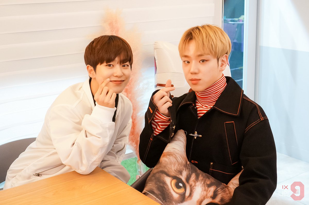 jtbc_mixnine's tweet photo. 맏형 슬픈눈형 동훈의 생일을 맞아
동생들이 준비한 생일 축하 롤링페이퍼와 현장 비하인드 사진을 공개합니다!
+ 라섹 수술 거~의 회복 완료된 에이데이예 메시지와 사진까지!

더 많은 사진은 ▶️ https://t.co/s7SlWlByCk

#믹스나인 #MIXNINE #TOP9 #HAPPYDONGHUNDAY https://t.co/h0xgM3mlaH