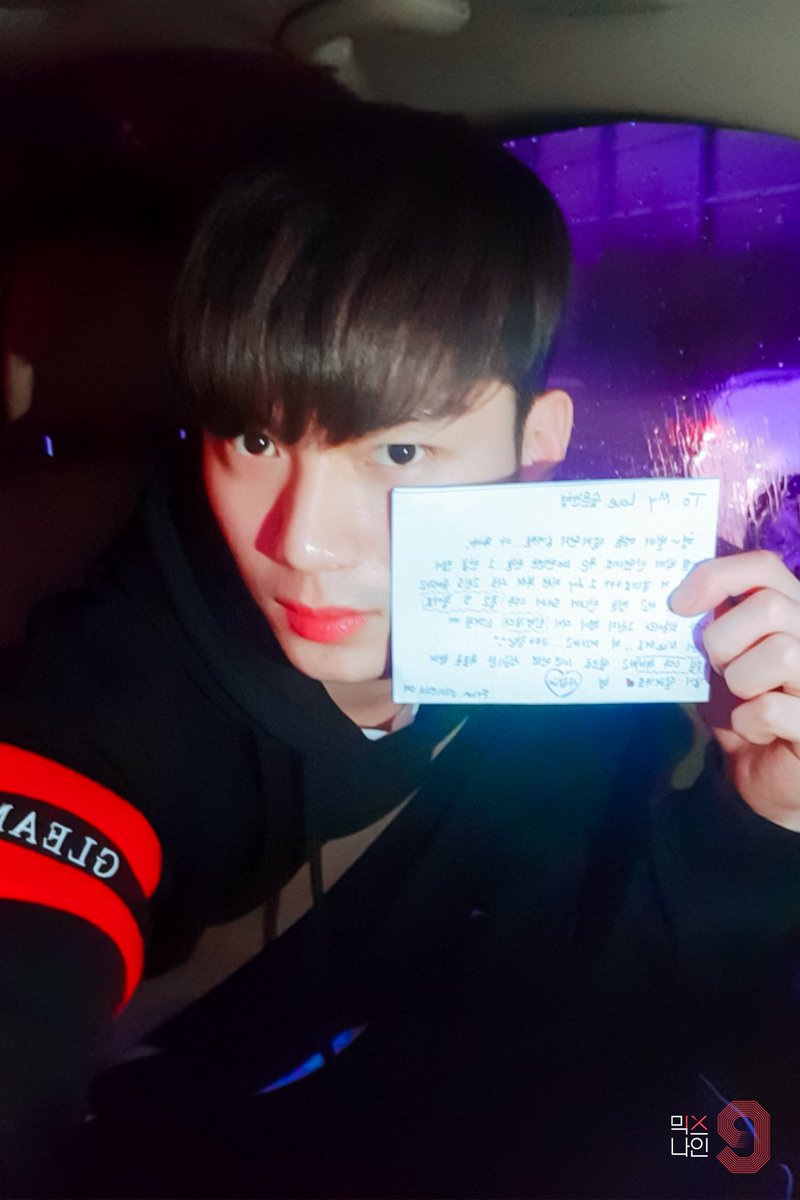 jtbc_mixnine's tweet photo. 맏형 슬픈눈형 동훈의 생일을 맞아
동생들이 준비한 생일 축하 롤링페이퍼와 현장 비하인드 사진을 공개합니다!
+ 라섹 수술 거~의 회복 완료된 에이데이예 메시지와 사진까지!

더 많은 사진은 ▶️ https://t.co/s7SlWlByCk

#믹스나인 #MIXNINE #TOP9 #HAPPYDONGHUNDAY https://t.co/h0xgM3mlaH