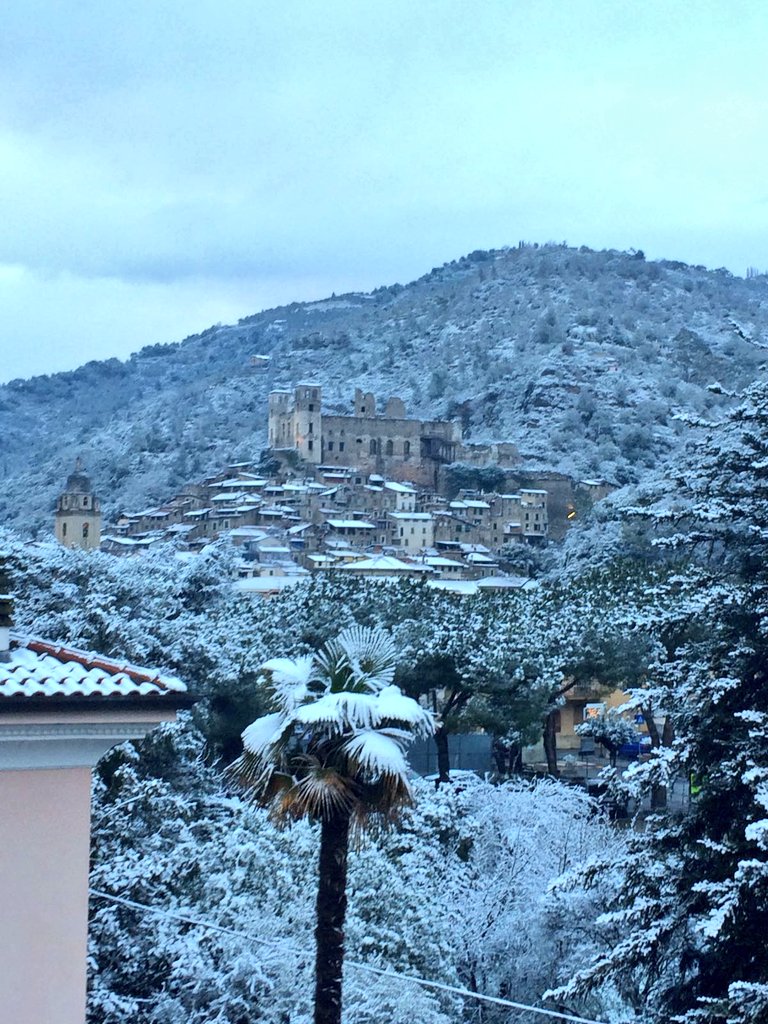 CoopOmnia's tweet photo. @TurismoLiguria lunedì la neve è arrivata alla corte dei Doria #neveinliguria #Dolceacqua https://t.co/tICBI6r540