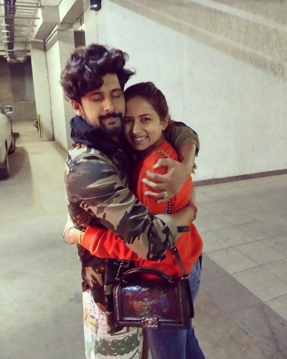 MRavidubey's tweet photo. Finally 🙈🙈when #Badii meet with his princess #Chotii This the reaction of my #SaRavi😍😍😍 They r made for each other👫 God bless u both Nd success in their Courier😘😘😘 LOVE U my #LoveBirds #Cutiepie Always bee happy like this 😘😘😘😘 @sargun_mehta @_ravidubey https://t.co/6DUWetZQaB
