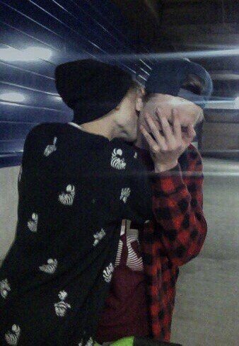 ynmnrkv's tweet photo. All these pics that looks like yoonmin uwu https://t.co/vBJdygCTSI