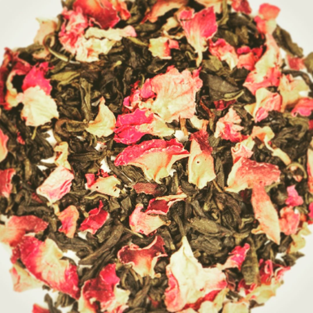 FabBox_in's tweet photo. Express your Love in a Healthy style🌹

Natural Rose Petals mixes with real Tea leaf makes this amazing combo of Green Tea. 💠Smooth &amp; Refreshing
💠Mild, Sencha-style Tea
💠Light Golden Color with rich Antioxidants

#fabbox #Tea #GreenTea #rose #Chai #smooth #refreshing https://t.co/VaP0JWlzKr