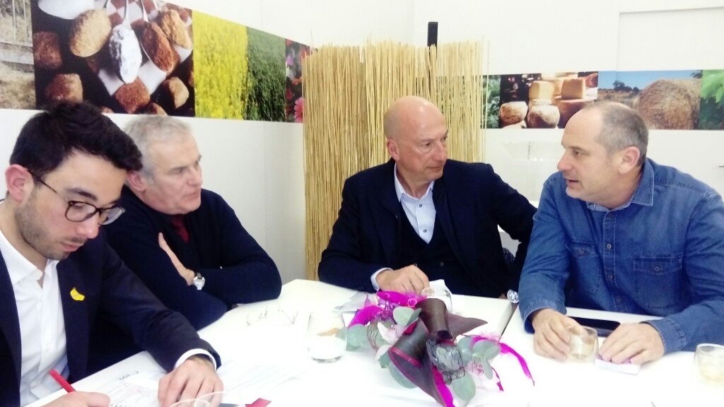 LAlliance7's tweet image. 🍯🇪🇺 Première rencontre au #SIA2018 entre #INTERAPI représenté par son Président, Eric Lelong et son Vice-Pdt @vmichaud64 (Président du Syndicat Français des #Miels) et @MichelDANTIN pour préparer la #BeeWeek 🐝 2018 au @Europarl_FR
