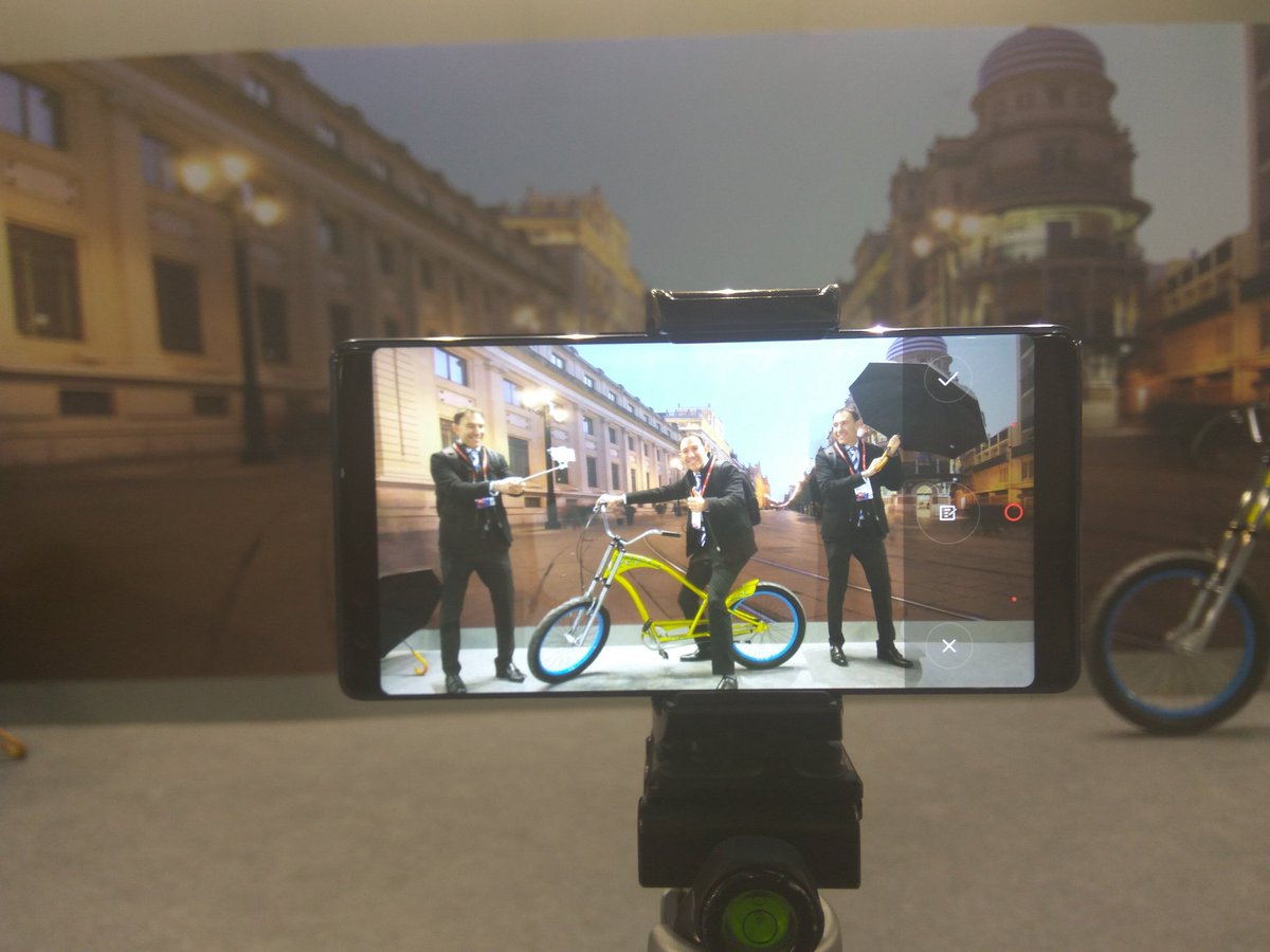 nubiaSpain's tweet photo. Nuestro #CloneCamera Experience está siendo todo un éxito en la #MWC18. Crees que lo puedes hacer mejor? Visita nuestro stand #7C31 y muéstranos lo que eres capaz de hacer. #BreakFree #nubia #Z17S https://t.co/JsIC0WryZy