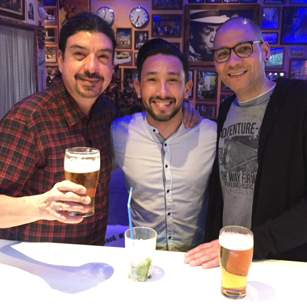 JohnnyGomezB's tweet photo. Que alegría ayer de poder ver a mi hermano Samuel y sobre todo saber que está bien. El de la izquierda no necesita presentacion 😂😂 @panabass. Foto en clave de FA #lanegratomasamadrid #bassplayers #chilling #mispanas #perkusjon #percussão #perkusija #percussie #perkusi https://t.co/glK8KrZ6DW