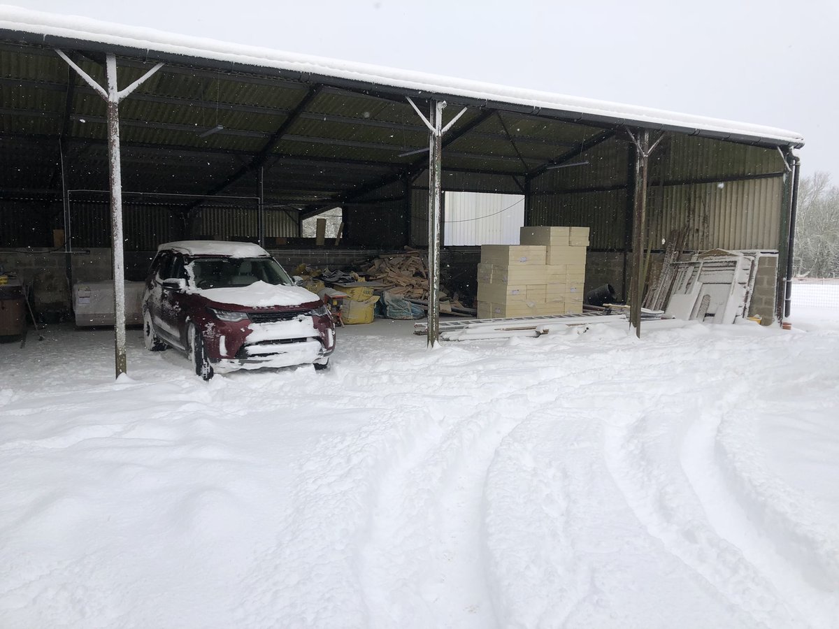 MikeSavage04's tweet photo. With all its faults with software issues, bits falling off, etc, etc it made it easily through 10” of snow in Norfolk thanks to snow mode @LandRover_UK https://t.co/EFHMwhFTXq