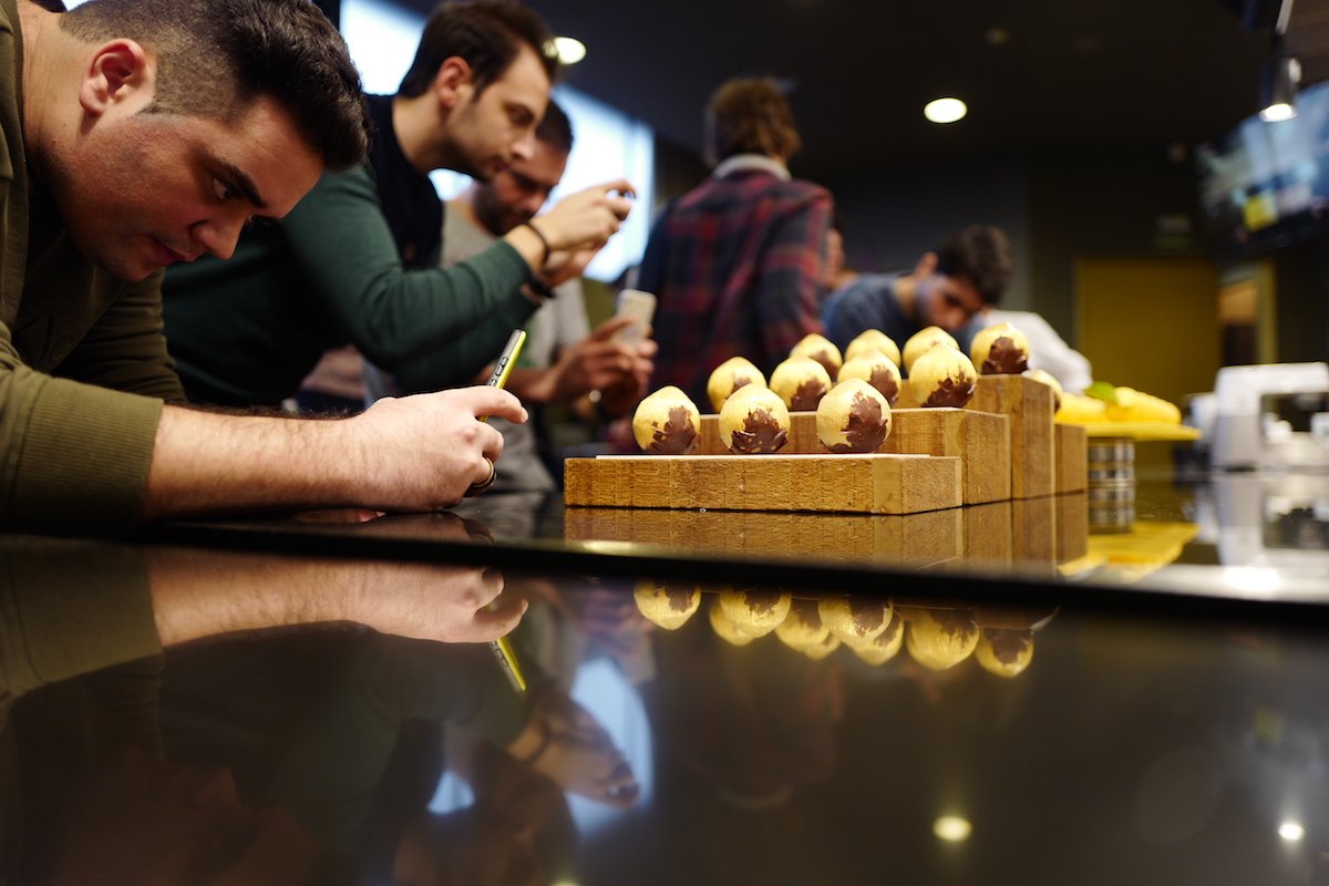 Bouillantesinfo's tweet image. En 2017, le chef pâtissier @CedricGrolet a parcouru 175 000 km pour ses démonstrations à l'étranger. Lundi prochain dans le nouvel épisode de notre feuilleton dédié, retrouvez notre reportage autour de sa masterclass en Espagne #staytuned #longformat