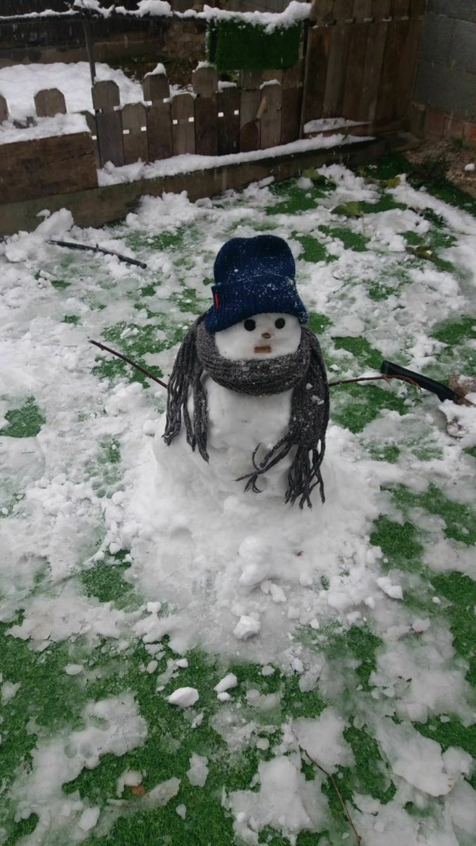 LLAnoticies's tweet image. #ULTIMAHORA Se capta el que quizás sea el primer muñeco de nieve de #LliçàdAmunt jajajajaja #LliçàNevat Gracias a Ester Martinez by @facebook