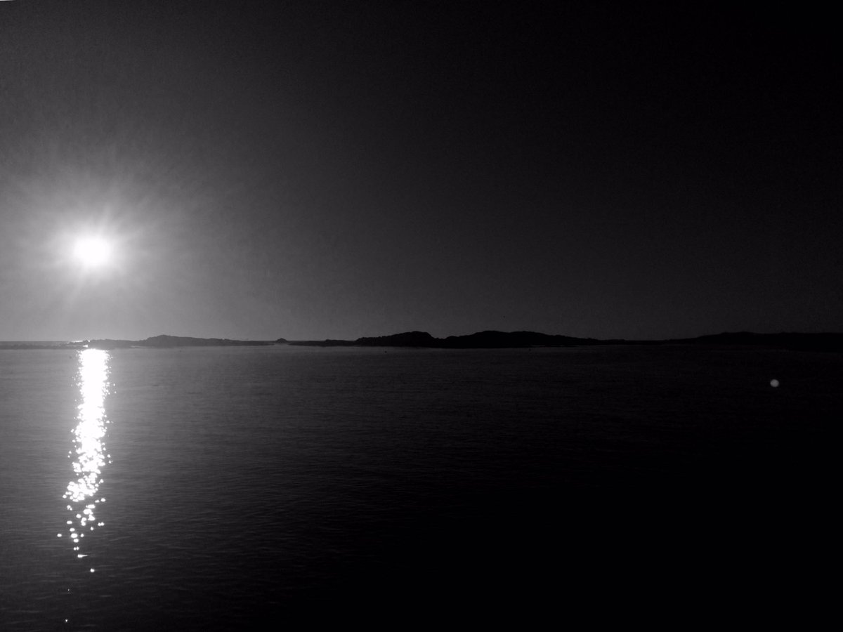 Liz_Cirelli's tweet photo. A beautifully calm Celtic sea on a crisp, cloudless day. Wales continues to capture my heart #northwales #celticsea #sunreflections #suninthesea #anglesey #silhouette #lizcirelli https://t.co/FafT55DROo