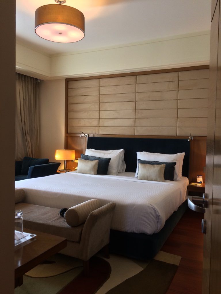 veidehigite's tweet photo. A Fab traditional welcome leading to an exemplary Executive Suite! Here’s the first look inside Radisson Blu Indore, a luxurious property, remodeled to denote opulence, flexibility, and hospitality in the comfort of best amenities! 🧚♀️ #RadissonBluIndore @RadissonBlu #luxury https://t.co/cY3MguUGvl