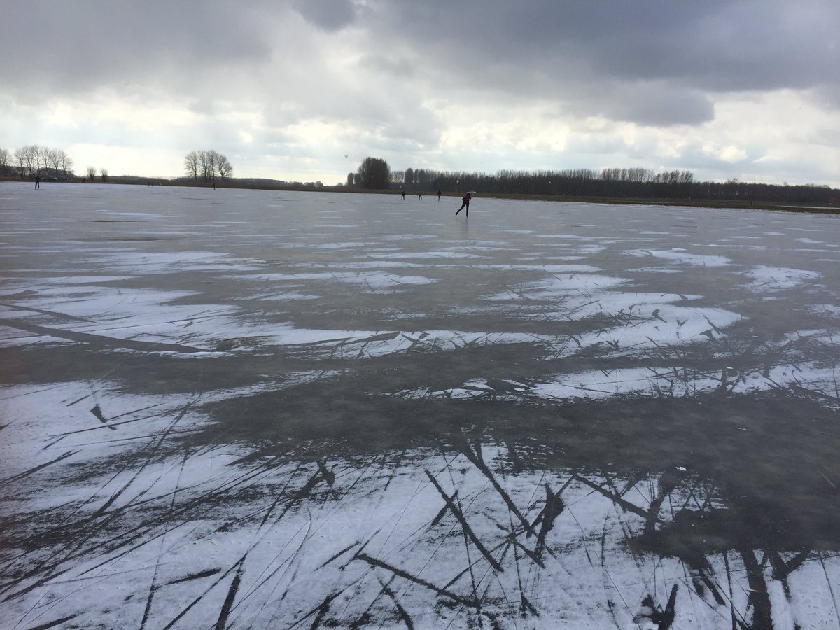 It giet oan! Lekker schaatsen in de pauze met collega’s ☃️<a href="/VanWijnenGroep/">Van Wijnen</a>  #schaatsen #natuurijs #lekkerinjevel #koud #frisseneus