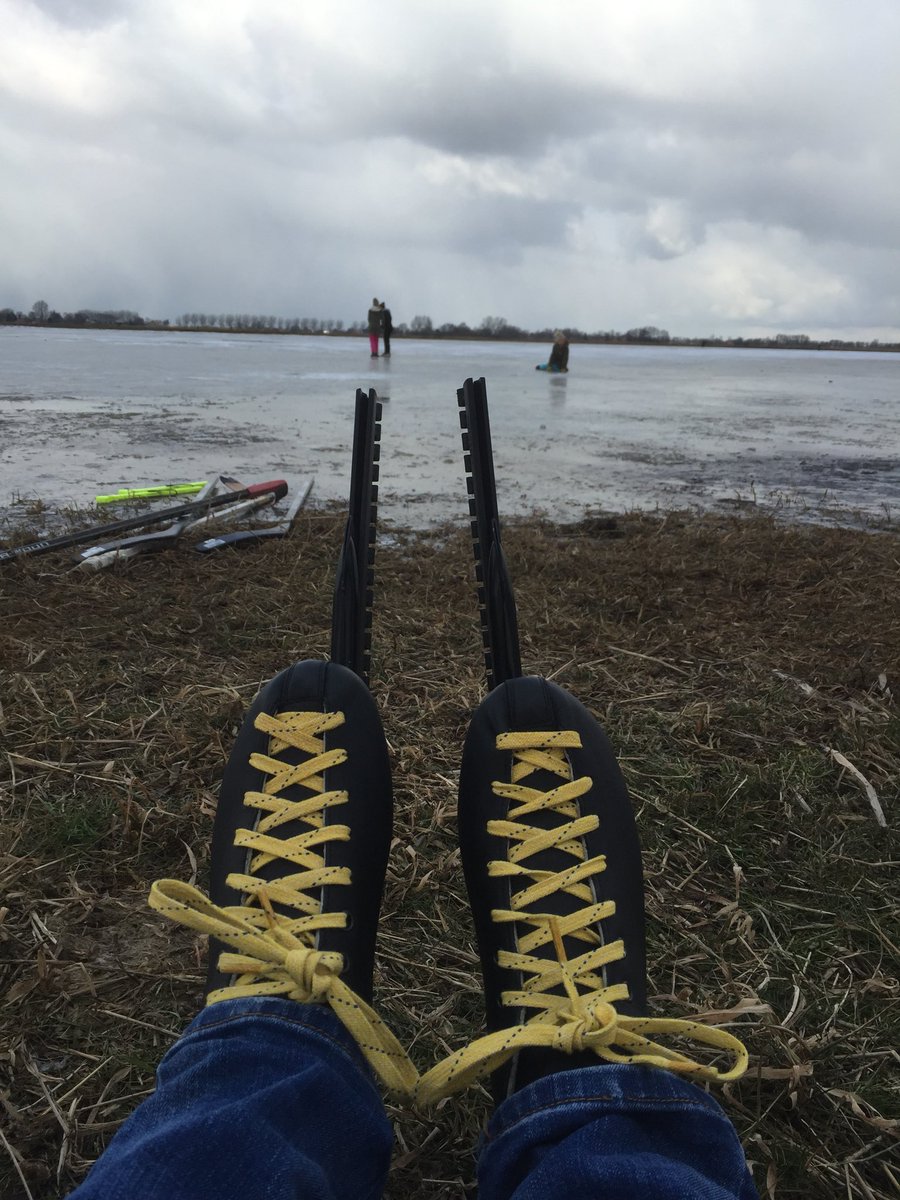 VilksL's tweet photo. It giet oan! Lekker schaatsen in de pauze met collega’s ☃️@VanWijnenGroep  #schaatsen #natuurijs #lekkerinjevel #koud #frisseneus https://t.co/Q0BChUUd7n
