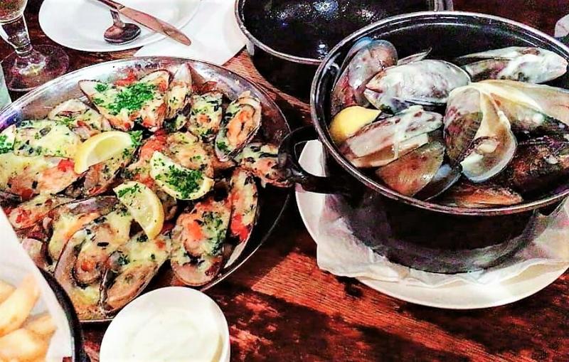 scewh's tweet image. ワーホリさんからの食レポです！
ニュージーランド・オークランドで、ムール貝の料理がこのボリュームで30ドル（約2500円）！！この日は半額だったらしいです。因みにニュージーのムール貝は大きくて美味しいですよ～。