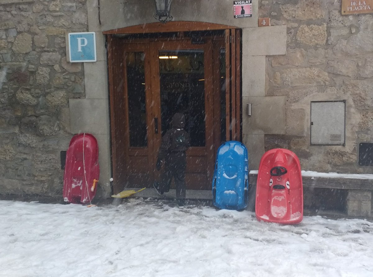 montsebarniol's tweet photo. Avui la fonda d'#Alpens ha canviat les bicis i motos per #trineus @revistaLaRella https://t.co/rl0xcpSwla
