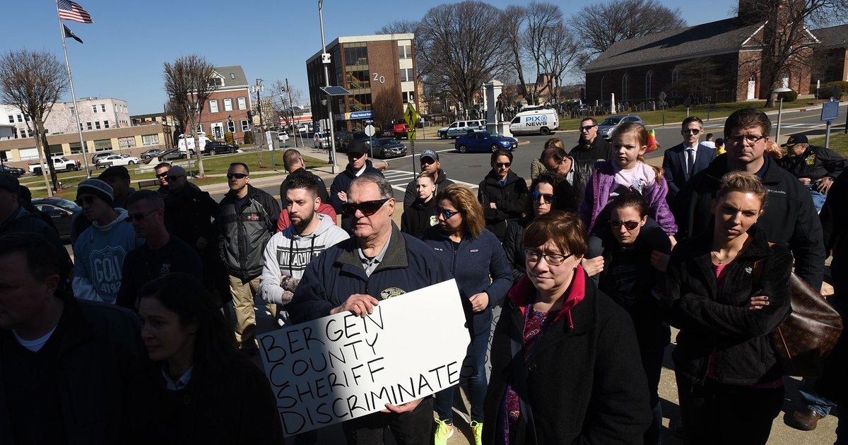 Gay police officer's supporters rally outside Bergen County Courthouse dlvr.it/QJ8D68