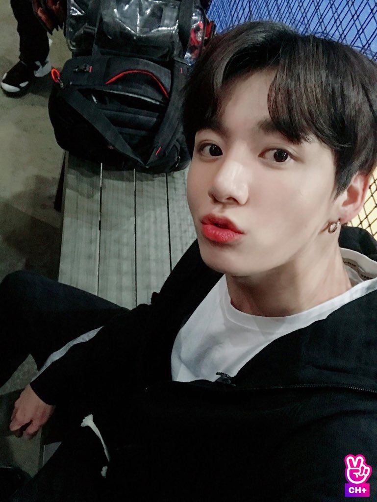 vkooksisreal's tweet photo. ♥️✨♥️
#iHeartAwards #BestFanArmy #BTSARMY #vkook #kookv #taekook #RunBTSEp42 #BehindtheScenes https://t.co/9PV0QoVu78