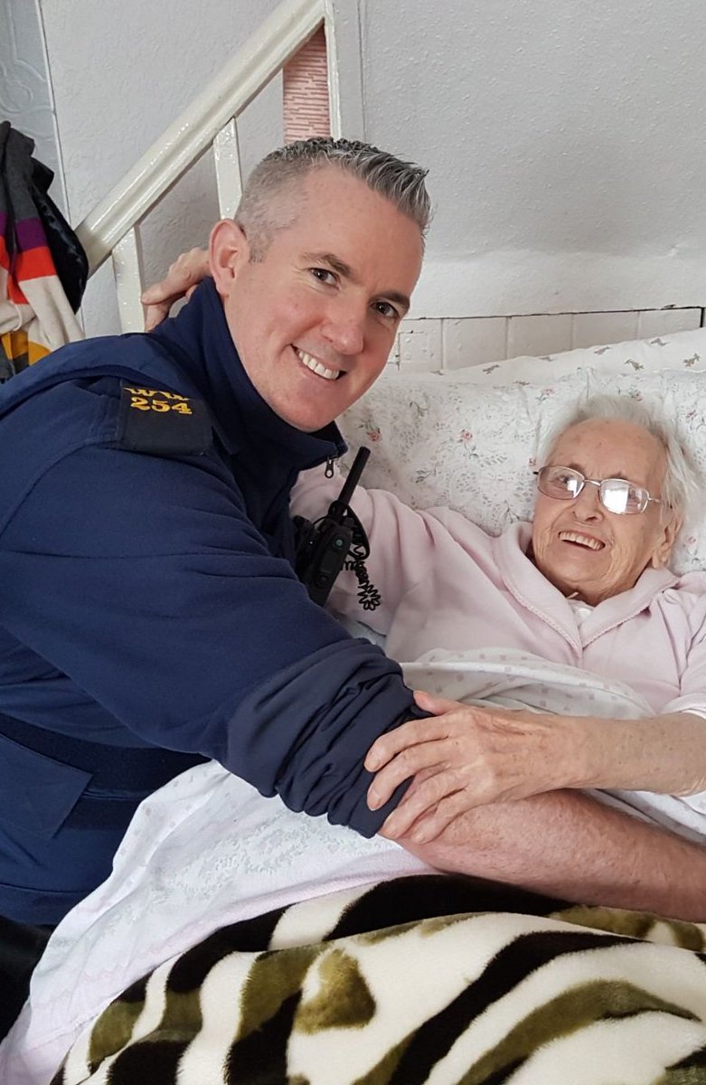 GardaTraffic's tweet photo. Garda James McDonagh, Bray Garda Station checking in with elderly people in the area. Keep an eye on elderly and vulnerable people in your community. #WinterReady https://t.co/6rw7rcQLD1