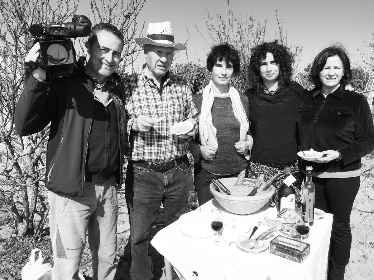 De esta forma ceramos la entrevista para #TierrayMar de <a href="/canalsurtv/">canalsurysusinicios</a>. Con ganas de ver el resultado el domingo día 4.

#arranqueroteño #tintilla #ElBrosque #ElMuelle #arteypatrimonio #identidades