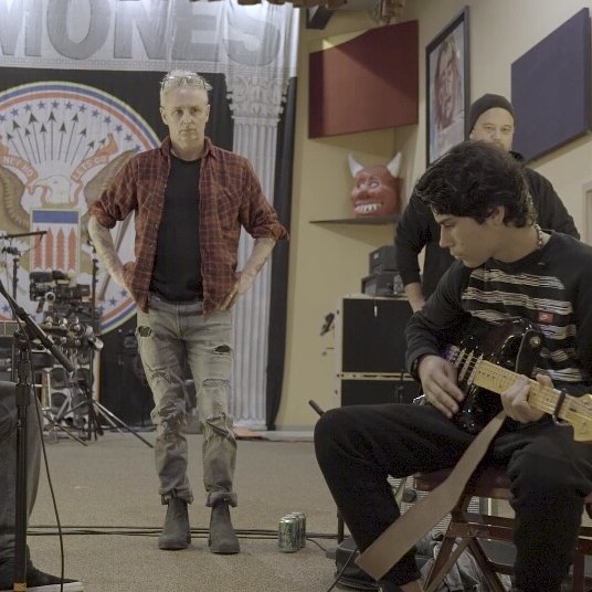 demetriosns's tweet photo. "treehouseforkids ICYMI: @pearljam guitarist Mike McCready recorded a song, "Try So Hard," with five of our youth. #treehouseforkids #trysohard #pearljam #mikemccready #fostercare #seattle #treehouseforkids #treehouse" https://t.co/sJyuaXqXjz @MikeMcCreadyPJ @PearlJam https://t.co/nyrGu5hlPC