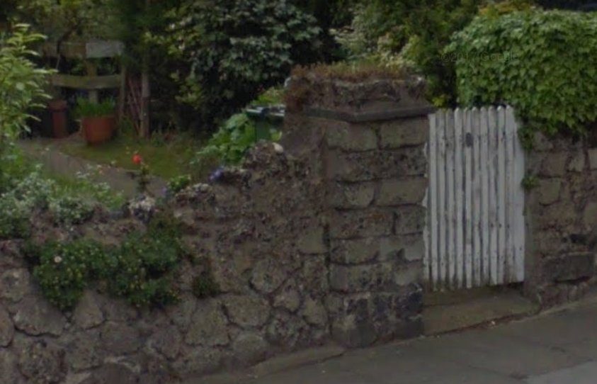 Does anyone know anything about the history of these concrete block walls along Charlton Park Road #charlton #woolwich? It looks like reclaimed concrete... @Royal_Greenwich @GreenwichSoc @GreenwichHC