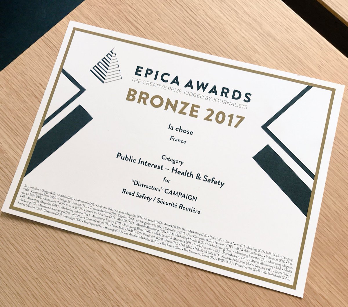 barkette's tweet photo. Il vient d’arriver... enfin.
Un GROS BRONZE.
The Creative Prize judged by journalists ❣️#securiteroutiere #RoadSafety #happy #tropbien #epica #awards #hotchoseawards https://t.co/bqQhKHHIut