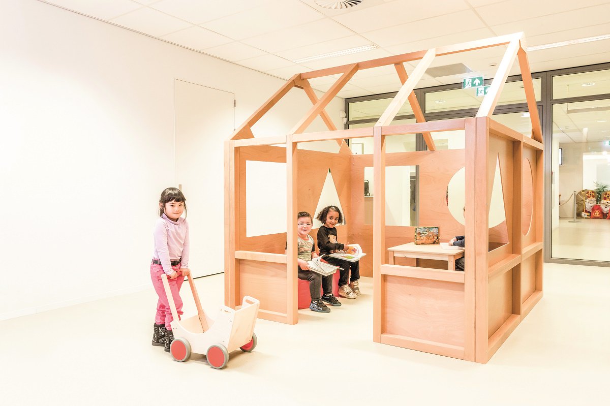 Deze speelhuizen nodigen kinderen letterlijk en figuurlijk uit. Eenmaal binnen kunnen ze plaats nemen op losse meubeltjes en een boek lezen, of hun fantasie de vrij loop laten en opgaan in rollenspel. 
Heutink verzorgt inrichting op maat. Meer info? Check heutink.nl/kennis-info/ar…