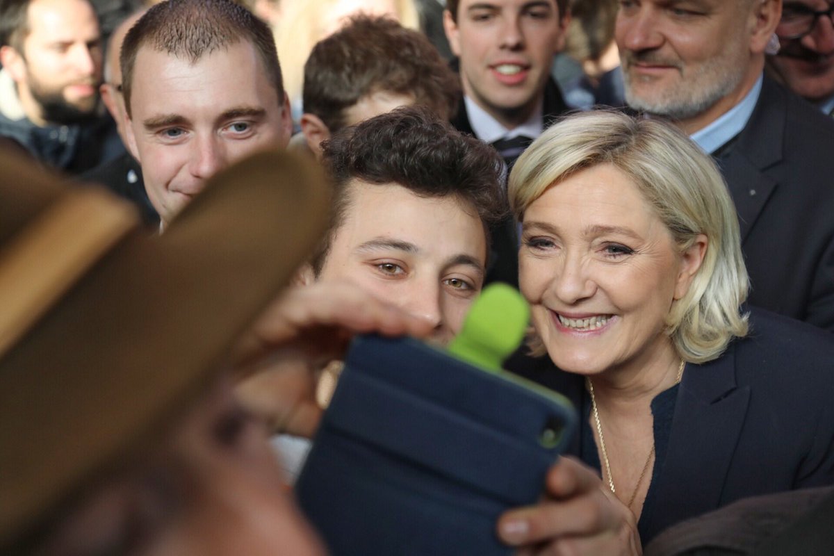 MLP_officiel's tweet photo. Professionnels et public : l’accueil que vous me réservez au Salon de l’Agriculture est, comme chaque année, exceptionnel. Merci 🙏🏻❤️ #SIA2018 https://t.co/Bc6xZLeEln