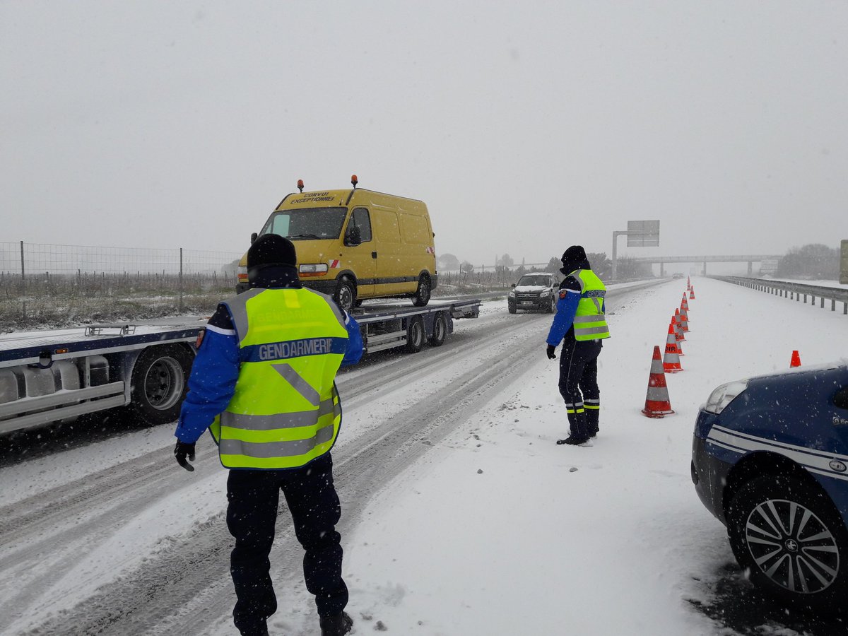 Gendarmerie_034's tweet photo. #InfoRoute #RestrictionDeCirculation toujours activée. #Prudence sur la neige gardez vos distances roulez lentement. Info sur @bleuherault ; 107.7 ou https://t.co/AEQRELwTVo https://t.co/9UJV8Hi918