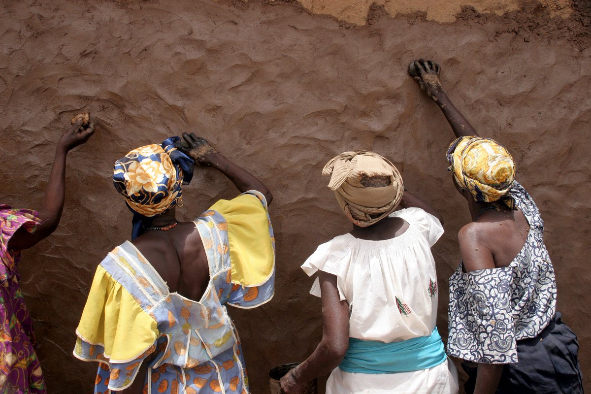 fuergando's tweet image. |from the archives| Burkinabe women polishing the clay plaster of their houses. #kerearchitecture #buildingprocess #buildingwithclay #brickbuilding #greenarchitecture #africanarchitecture