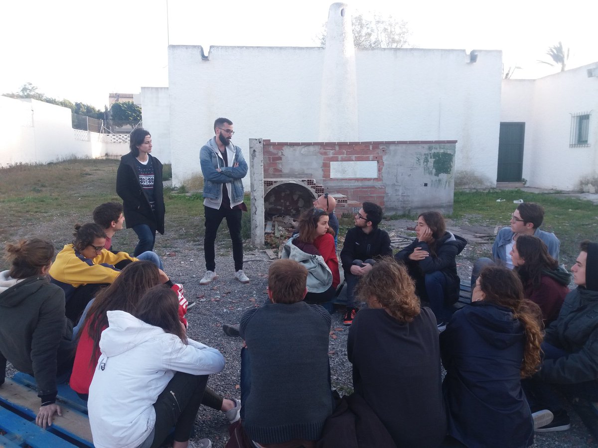 albertplanas85's tweet photo. Parlem amb #CODENAF. Ens expliquen la manca de perspectives a Las Norias, on els fills d'immigrants NO viuran millor que els pares: "A veces nos perdemos en debates culturales e identitarios. Esta gente es pobre, se trata de pobreza" #FronteraSud https://t.co/hRIm8ryCa4
