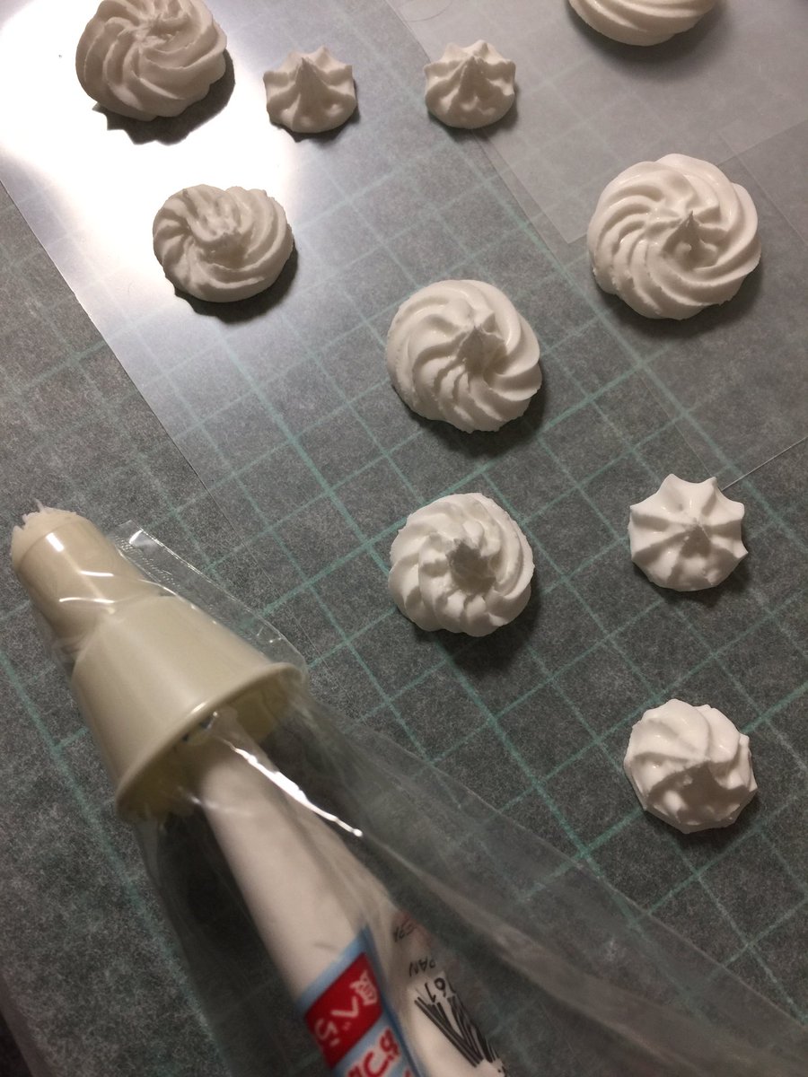 ちーず ホイップ 粘土を絞り口つけた絞り袋に入れて絞って乾かして何か乗せたいものがあればほじってレジン等でコーティング おゆまるで型取りしてレジンを流せばちょっとシリコン で作るより微妙だけど生クリームレジンができますよーん メリットは好きな色 ちーず ホイップ 粘土を絞り口つけた絞り袋に入れて絞って乾かして何か乗せたいものがあればほじってレジン等でコーティング おゆまるで型取りしてレジンを流せばちょっとシリコン で作るより微妙だけど生クリームレジンができますよーん メリットは好きな色
