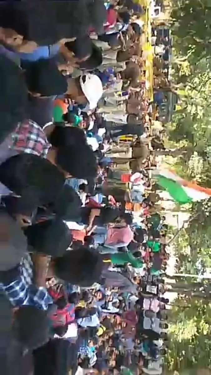 mRohit05's tweet photo. #sscscam
#CGLPROTEST #liveupdate
#shareit
2⃣8⃣0⃣2⃣2⃣0⃣1⃣8⃣
#DOPT की ओर बढ़ रहे मार्च को #पुलिस_के_भारी बल ने रोका। पुलिस हिंसा पे उतरने को तैयार। आंसू गैस के गोलों का इंतजाम पूरा।
#दिल्ली_पुलिस के सेकड़ो जवान यहां मौजूद। हमे आगे नही जाने दिया जा रहा। https://t.co/DQkCTgQOkn