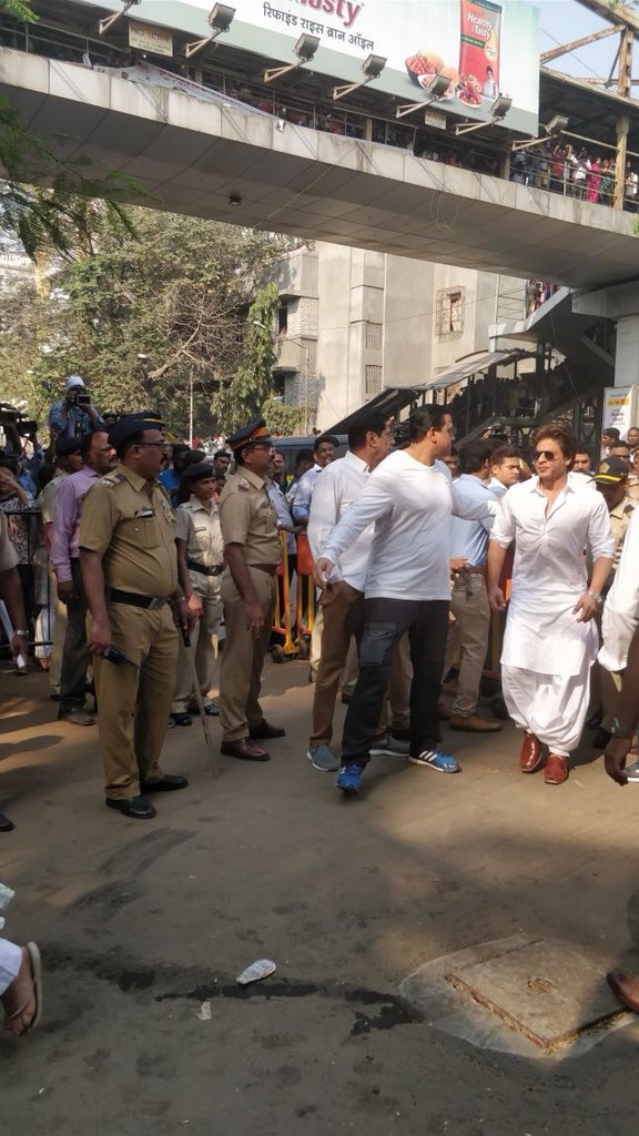 #ShahRukhKhan [ @iamsrk ] reaches #PawanHans to pay his last respects to #Sridevi before the cremation 

#ripsridevi #sridevifuneral