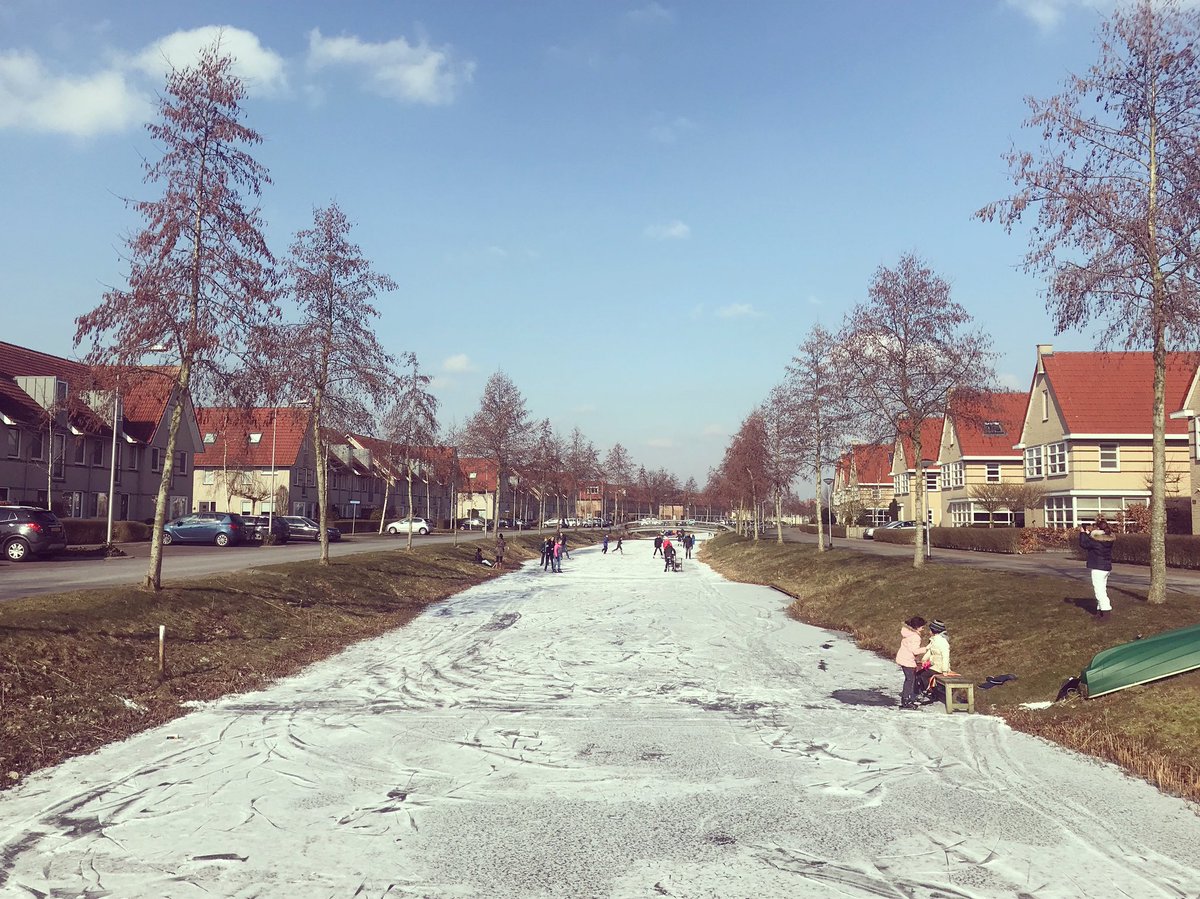 Maarten79Mars's tweet photo. Wat een rijkdom om dit voor je deur te hebben. Lekker in huis je schaatsten aan trekken en klunen naar de overkant van de straat. #schaatsen #klunen #ijspret #Meppel #Berggierslanden #mooistewijkvanmeppel https://t.co/9kiZoOrWXx