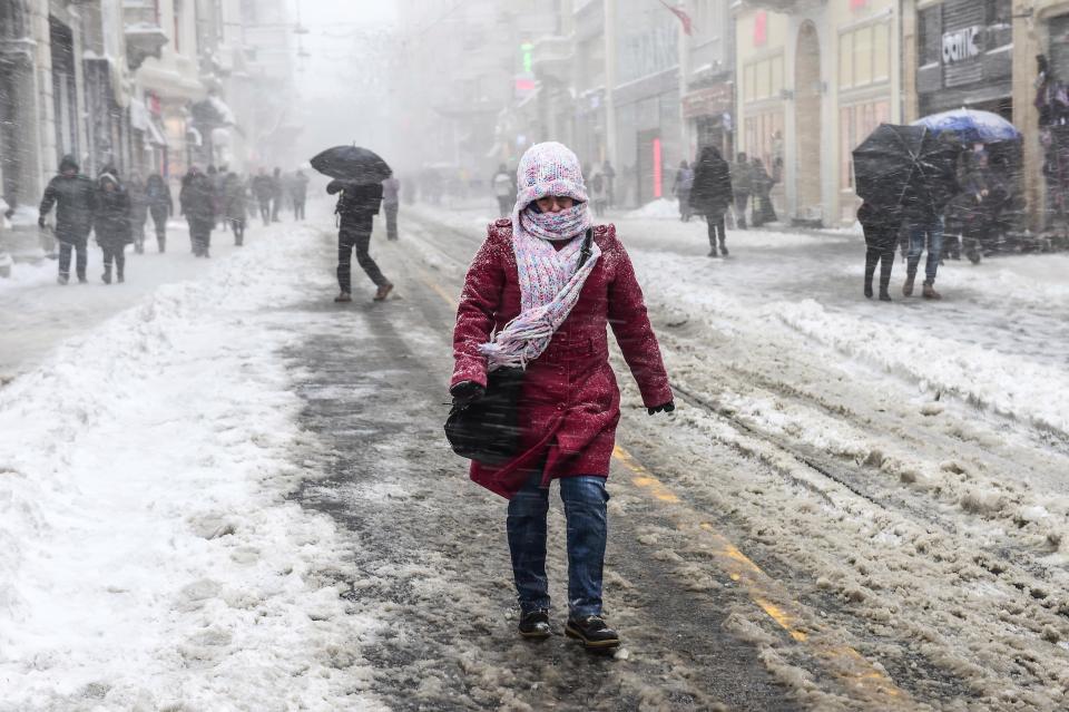 TheSun's tweet photo. The simple trick for not falling over on icy ground https://t.co/f6g5MQn3Yx https://t.co/UMcCPIgHlo