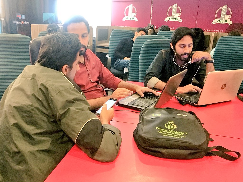 TechHubConnect's tweet photo. Our #freelancers having a candid conversation with the attendees of our Open Day, telling them all about the facilities being provided to them by #TechHubConnect https://t.co/qLMIrLx2RP