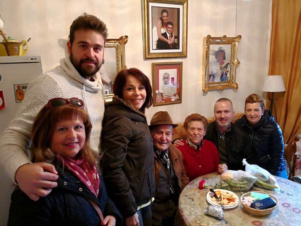 psoebedmar's tweet photo. Hoy celebramos el día de Andalucía con todos nuestros mayores que no pueden ir al acto que organiza el ayuntamiento . 

Alegría ver la cara de nuestros mayores recibiendo el desayuno andaluz repartido por nuestro agrupación

#FelizDiaDeAndalucia https://t.co/Ps8HWyoAHi