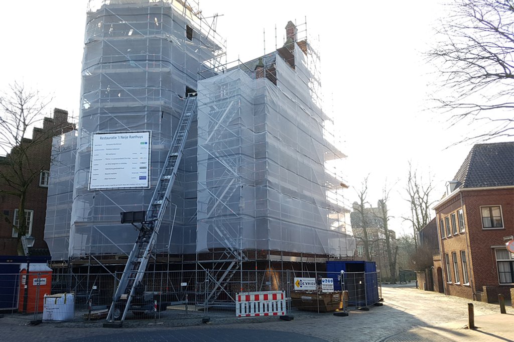 De restauratie van 't Neije Raethuys in ‘s Heerenberg is van start gegaan. Wij doen de esthetische begeleiding en maken de werktekeningen voor de uitbreiding. We hebben er zin!