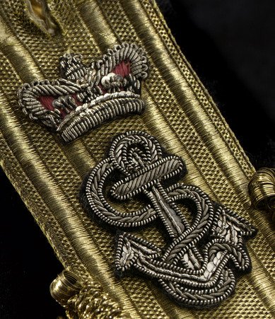 RMGPhotoStudio's tweet photo. Royal Naval uniform: pattern 1812

Captain's epaulettes belonging to J. Stockham (died 1814). The regulations of 1812 stipulated that captains should now wear two epaulettes with insignia that indicated their rank: the fouled anchor and a crown

#RoyalNavy #capatin https://t.co/XFrr5g2npx