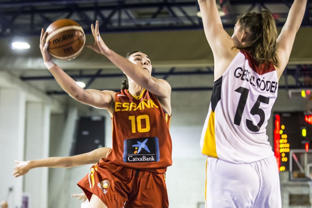 cbsfemenino's tweet photo. " Me encantaría que Sevilla pudiese tener un equipo en Liga Profesional algún día " Lee la entrevista completa con @ainhoabetica00 en https://t.co/Q8OKndeYOw 
@Tecnigen_ESP @GrupoBeiman @inteamaquinaria @DOC2001SL @Celtabaloncesto @SevillaFaB @FAB_Andaluza @UniversoMujer18 https://t.co/ErXiH0d2vH