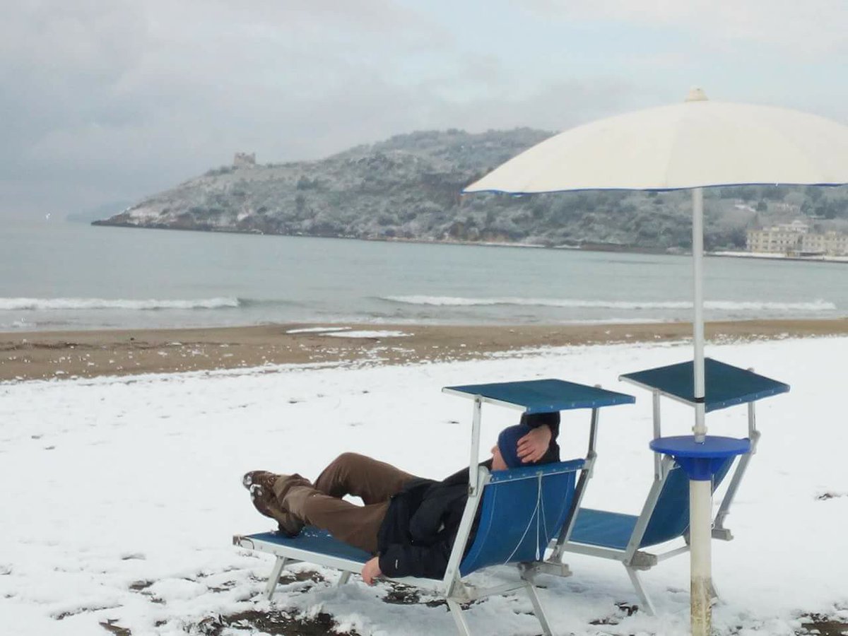MinturnoScauri's tweet photo. stavi aspettando l'#estate2018 per la tua #vacanza al #mare e #Burian ti ha preso alla sprovvista?! #neve sulla #spiaggia di #Scauri
https://t.co/75A31aYkMb https://t.co/8NNPeLMrlC